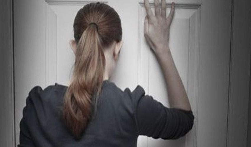 Bewoonster staat buiten bij haar huis in Malden